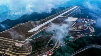 Construyen el aeropuerto imposible cortando la cima de 7 montañas con maña, paciencia y toneladas de dinamita