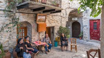 Esto es lo que dice la normativa municipal sobre salir con sillas a la fresca en España