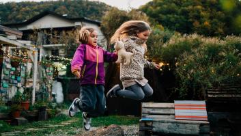 Dos niñas emprenden una aventura de supervivencia con sus ositos de peluche y la Policía acaba interviniendo