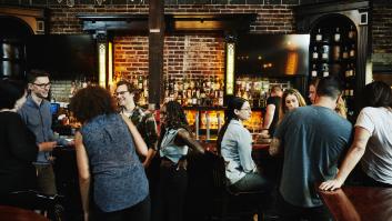 Una finlandesa se sorprende por lo que ve repetitivamente en los bares de España: "Me cuesta asimilarlo"