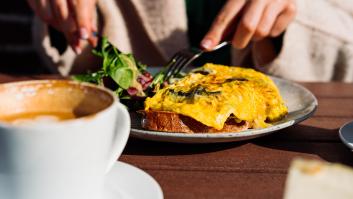 El método de la taza con el que dejar de hacer tortilla en la sartén: dicen que saben el doble mejor
