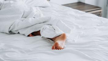 La psicología tiene respuesta a por qué algunos duermen siempre tapados incluso en verano