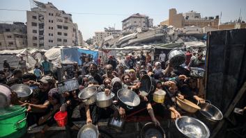 Israel cede a la presión internacional y reanuda el envío aéreo de ayuda humanitaria a la Franja de Gaza