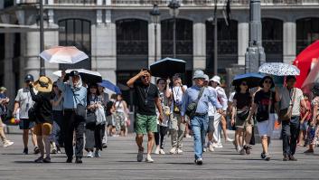 Publica dos imágenes sobre el sistema para dar sombra de una calle de Albacete y la Puerta del Sol: no hay color