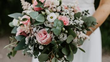 Enseña al cura de su boda el ramo que ha elegido y la reacción de este no es para menos