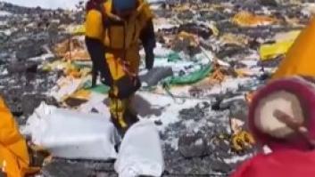 Las indignantes imágenes del Monte Everest cubierto de basura