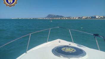 Rescatan a dos niños de 4 y 6 años arrastrados mar adentro sobre una tabla hinchable en Dénia