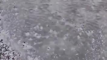 Muestra los efectos del calor en la calle: se fríe un huevo y se deshace la rueda de la moto