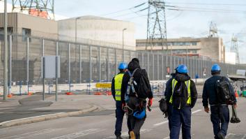 Un trabajador entra en la central nuclear para un control y al salir tiene una anomalía a la altura del cuello