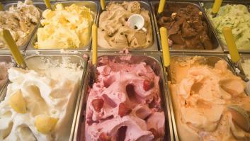 Ni cucuruchos ni tarrinas: este es el curioso helado made in Italy de colores vivos que no se derrite