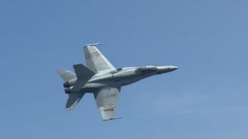 La peligrosa maniobra de un caza F-18 en plena playa de Gijón que dejó en shock a los bañistas