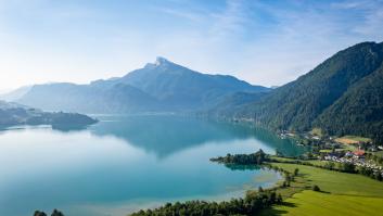 Hereda uno de los lagos más grandes de su país, echa a todos los inquilinos y los turistas empiezan a temblar