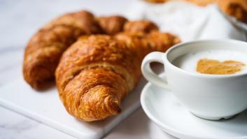 Pide dos cafés y un croissant, se va a casa y cuando descubre el 'detalle' en la cuenta se desata el caos