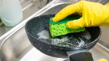 No tires la sartén estropeada: el remedio casero que la deja como nueva y recupera su acabado antiadherente