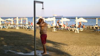 Hace este comentario sobre las duchas de la playa y los palos le llegan por todos los lados