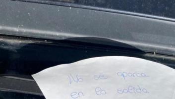 Aparca bloqueando una salida y la nota que le dejan en el coche es corta pero lo dice todo