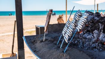Los espetos de Málaga son adorados en verano y sacan a la luz el secreto para que no te huela toda la casa si los cocinas
