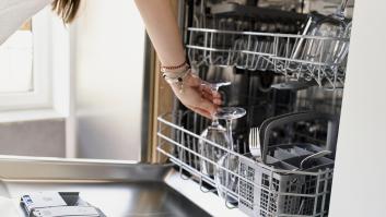 El incómodo charquito que se queda en las tazas en el lavavajillas tiene solución y apenas lleva segundos