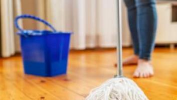 Adiós a usar lejía en la fregona: esto es lo que debes añadir al agua para dejar impolutos los suelos