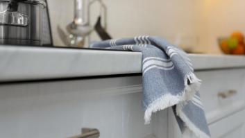 Animan a dejar de colgar los trapos de cocina de la puerta del horno por una cuestión de higiene