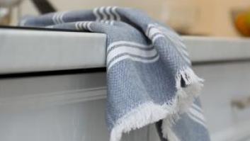 Adiós a colgar los trapos de cocina en el borde de la encimera: este invento barato es la mejor alternativa