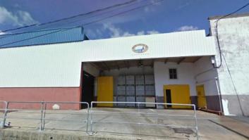 Evacuados un centenar de trabajadores tras incendiarse la conservera Miramar en Rianxo (Galicia)