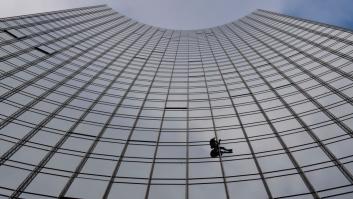 El "spiderman" del país vecino de España se atreve a escalar este rascacielos de Barcelona para lanzar el primer token de acción del mundo