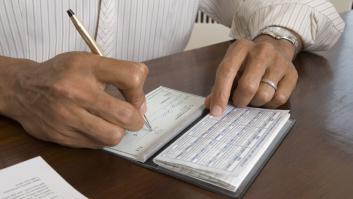 Un ciudadano dona 45 euros a su país para salvarle de la deuda pública y el Ministerio se lo toma muy en serio