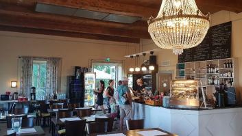 Un fenómeno generalizado entre los clientes de los restaurantes hace llorar a los trabajadores de verano y el propietario pasa a la acción