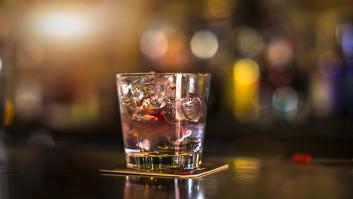 Un camarero le lleva un posavasos a un cliente y la furibunda reacción de éste era difícil verla venir