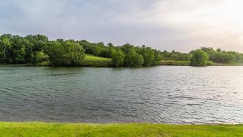 Rescatan del fondo del lago el valioso objeto que llevaba perdido más de 35 años por un torbellino de juegos acuáticos