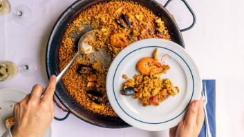 Prueba la paella por primera vez y este padre americano se gana el respeto de toda España al elegir su parte favorita: "Lo crujiente es lo mejor"