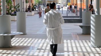 En este hospital se ponen serios con el código de vestimenta y prohíben las joyas llamativas y los perfumes intensos