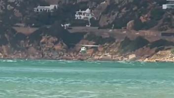 Helicópteros cogen agua de la cala de los alemanes de Zahara para apagar un nuevo incendio en Tarifa