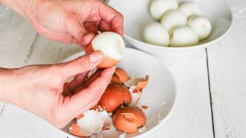 Adiós a perder tiempo pelando huevos duros: utiliza una cucharita de esta forma y se acabarán todos tus problemas