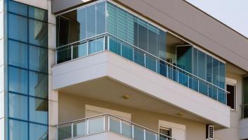 Hasta a Suecia llega el caso de un propietario de Málaga obligado a desmontar su balcón acristalado