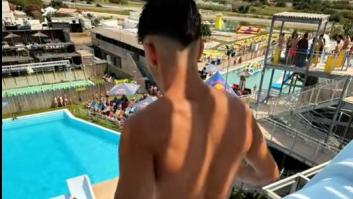 Hace una acrobacia imposible en el tobogán más alto de un parque acuático y millones de personas se quedan boquiabiertas