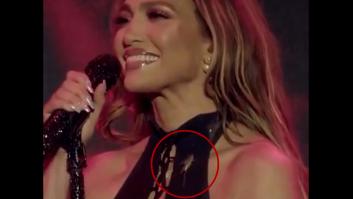 Un grillo se sube al cuello de Jennifer López en pleno concierto y su reacción sorprende a todos