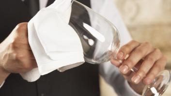 Un camarero se va a ir de vacaciones y justo la víspera su jefe le hace algo que se difunde sin parar