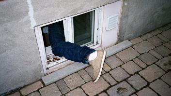 Un jubilado de 80 años se va a la playa y a la vuelta descubre que los ladrones han vaciado su casa: no perdonaron ni el suelo