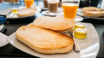 Un hostelero cuenta lo que le pasa diariamente con los cuchillos que pone para las tostadas: dice mucho y malo