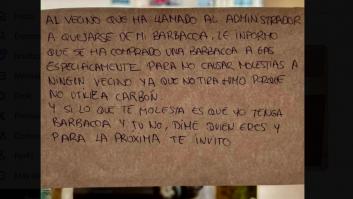 Hace una barbacoa, un vecino se queja, le deja este cartel y la respuesta del otro es simplemente cine