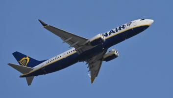 El vuelo sale tarde por el retraso de un último pasajero y cuando este aparece hay sorpresa y aplauso general