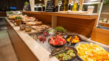 Un reconocido nutricionista advierte que, si sufres insomnio mientras viajas, el buffet libre del hotel puede tener que ver