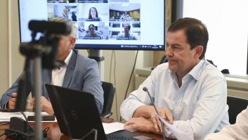 Mañueco responde a las críticas por sus vacaciones en Cádiz: "He estado pendiente de los incendios desde el primer minuto"