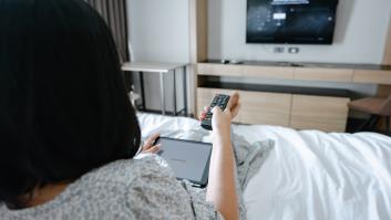 Un libro apunta cómo la televisión y la ropa de cama ayudan a diferenciar a las personas felices e infelices que llegan a la vejez solas