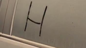 El truco para dibujar un elefante con una H y un 9 en la ventanilla de un coche