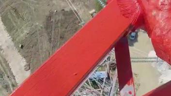 Una cámara en primera persona muestra cómo un operario pinta una torre de electricidad desde lo más alto