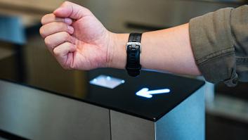 Un proyecto innovador da una nueva vida útil a las pulseras del "todo incluido" de Benidorm que suelen acabar en la basura