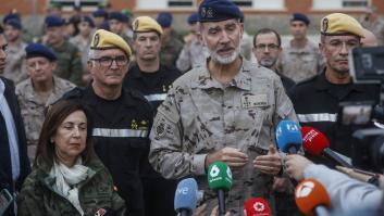 El rey reconoce la labor de la UME contra la voracidad de los incendios y llama a la prudencia en su visita a Torrejón